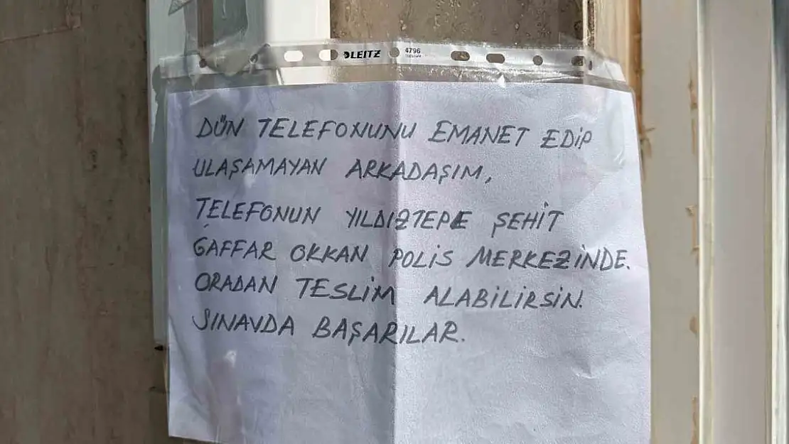 Sınava giren öğrencinin telefonunu emanet alıp geri veremeyen vatandaş okul kapısına not bıraktı