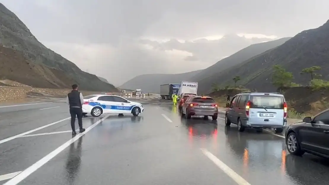 Erzincan - Sivas kara yolu heyelan nedeniyle ulaşıma kapandı