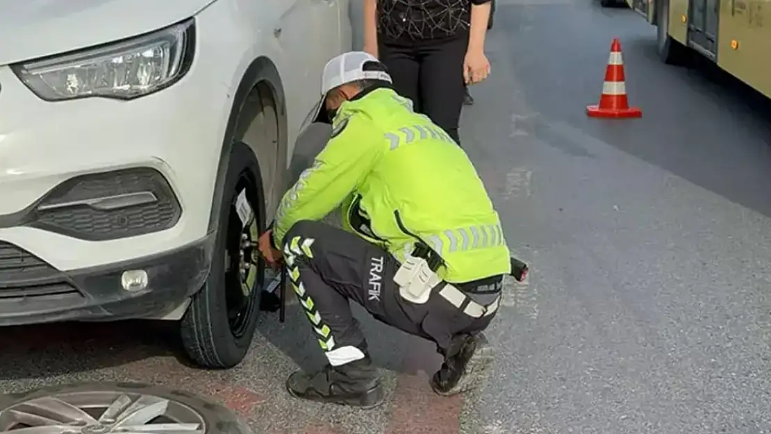 Sınava giderken aracının lastiği patlayan kişiye polis yardım etti