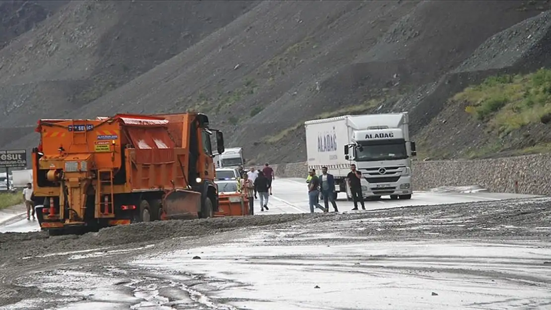 Erzincan-Sivas kara yolu heyelan nedeniyle ulaşıma kapandı