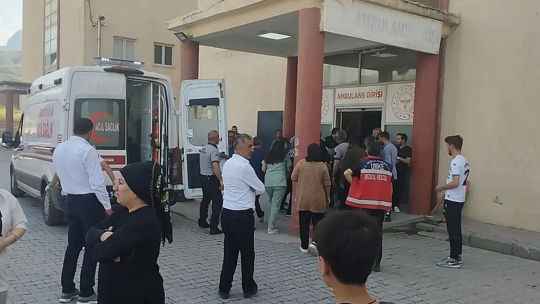 Otomobil Zap Suyu'na uçtu: Polis ve eşi yaralı kurtarıldı