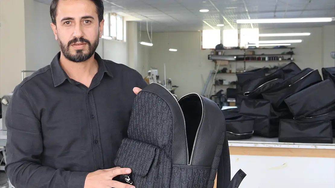 Bitlis'te kurduğu atölyede ürettiği çantaları yurt dışına gönderiyor