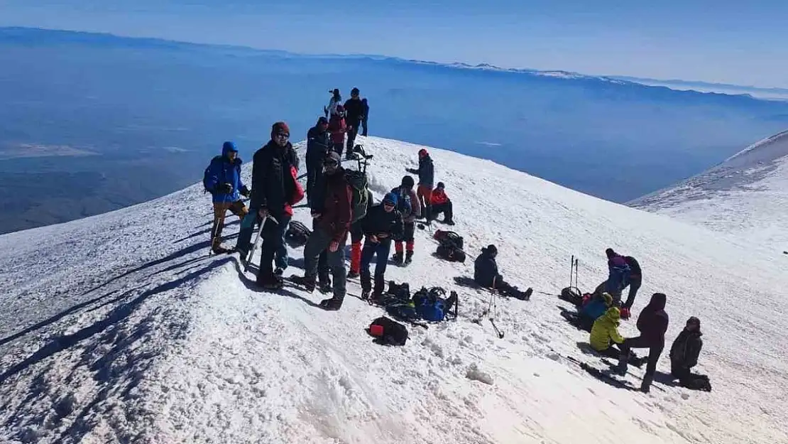 Batıda Deniz Ağrı Dağı'nda Kayak var!