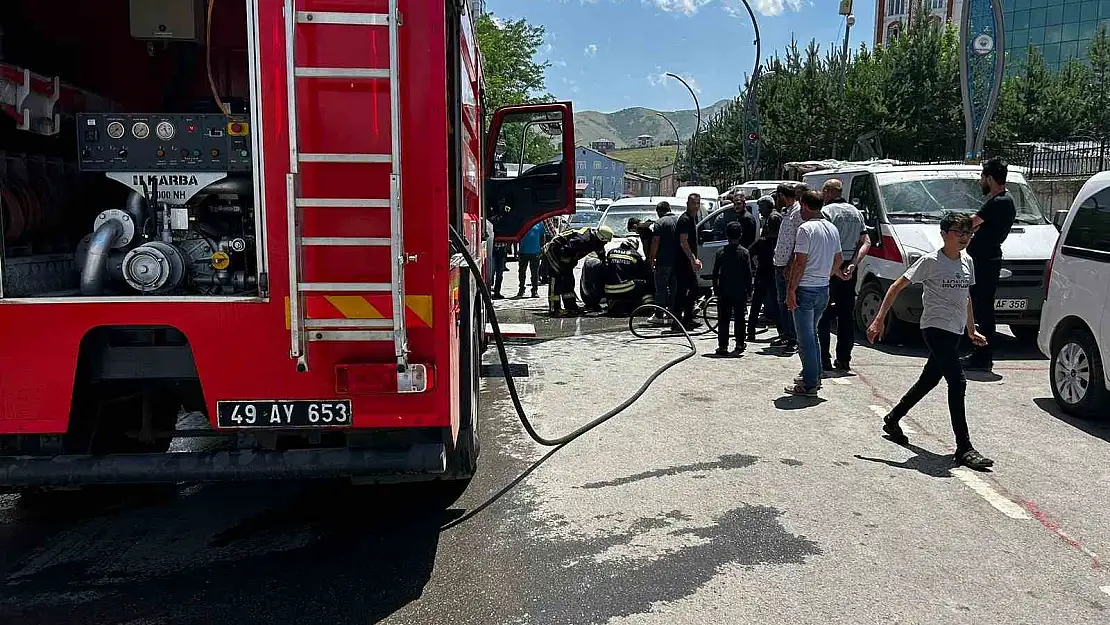 Muş'ta park halindeki araç alev alev yandı