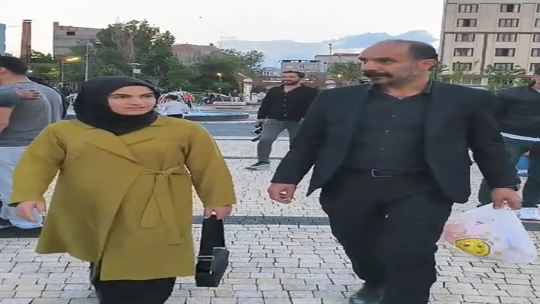 Doğubayazıt'ta ellerinde poşetlerle dolaşıyorlar