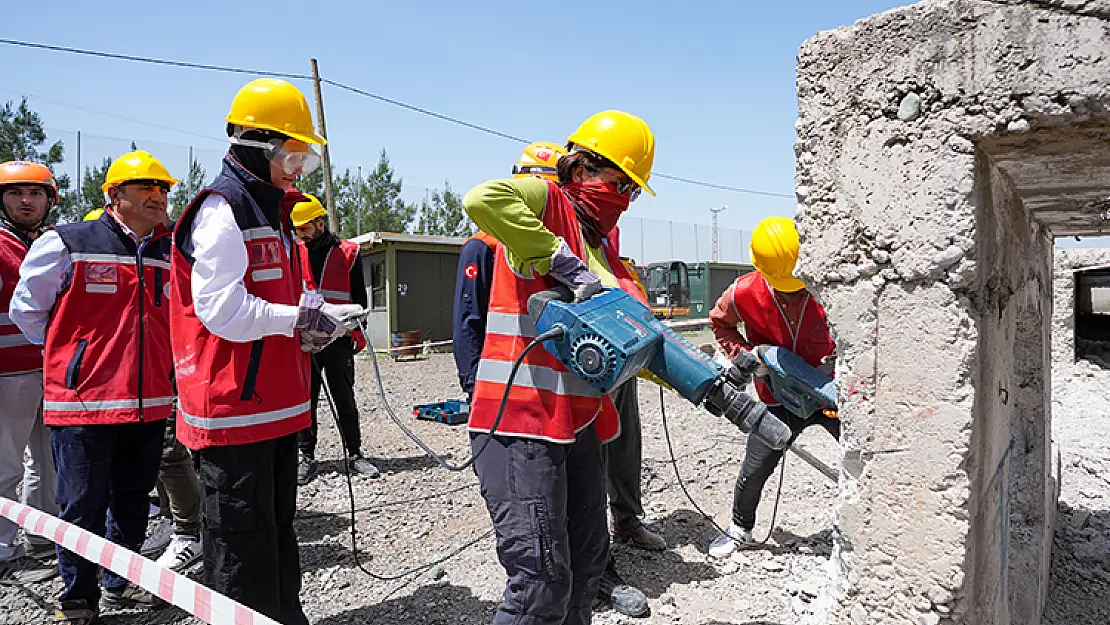 Diyarbakır'da öğretmenler olası afetlere hazırlanıyor