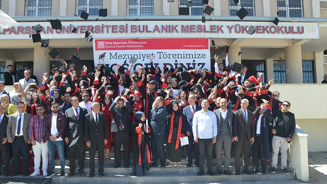 Muş'ta mezuniyet töreni düzenlendi