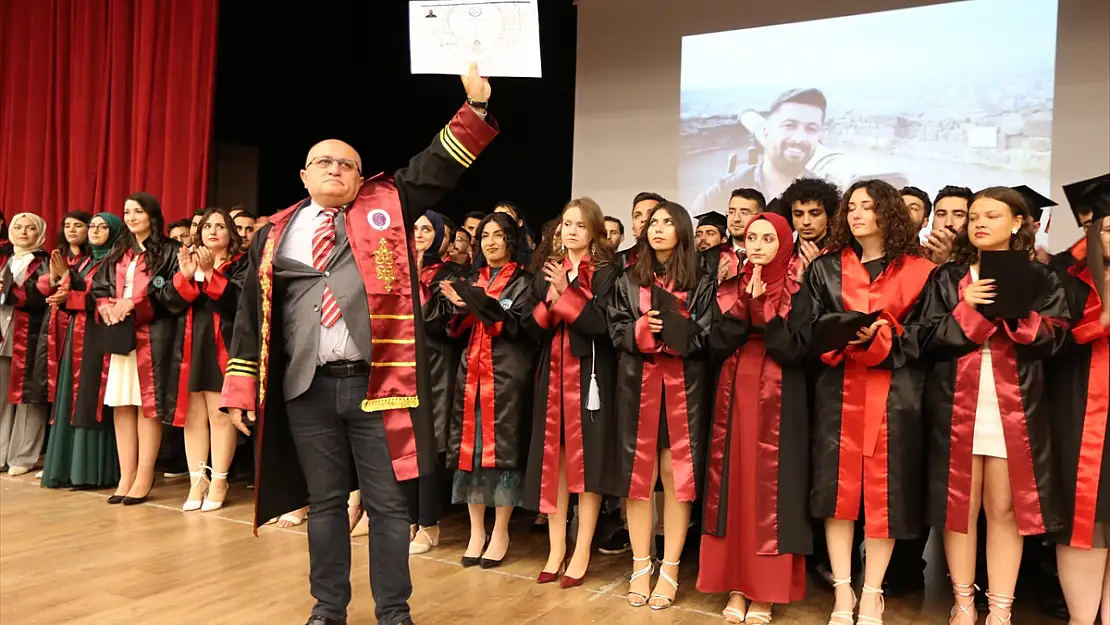 Depremde hayatını kaybeden öğrencinin diplomasını Kars'taki arkadaşları aldı