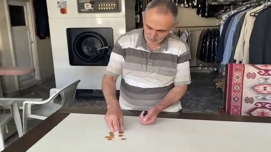 Müşterisinin cebinde unuttuğu altın ve parayı iade etti