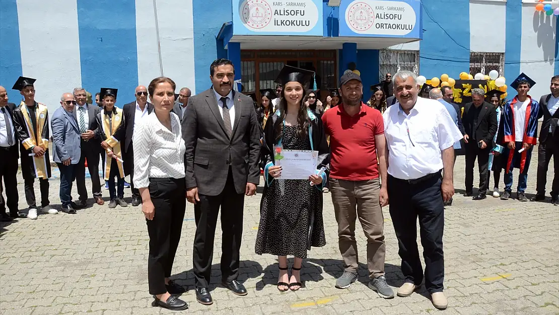 Kars'ta köy okulundaki başarılı öğrenciler ödüllendirildi