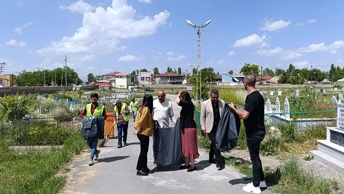 Ağrı şehir mezarlığında bayram hazırlığı