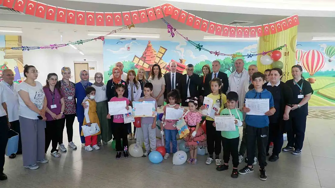 Erzurum Şehir Hastanesi'nde karne günü heyecanı