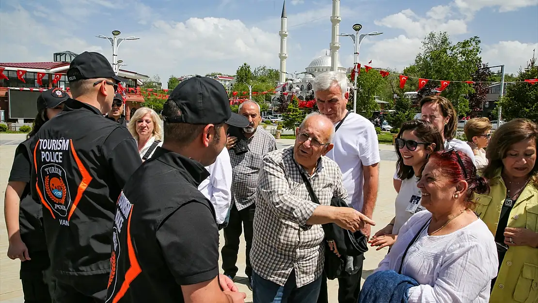 Van'da turizm polisleri, yerli ve yabancı turistlerin güvenliği için görev başında