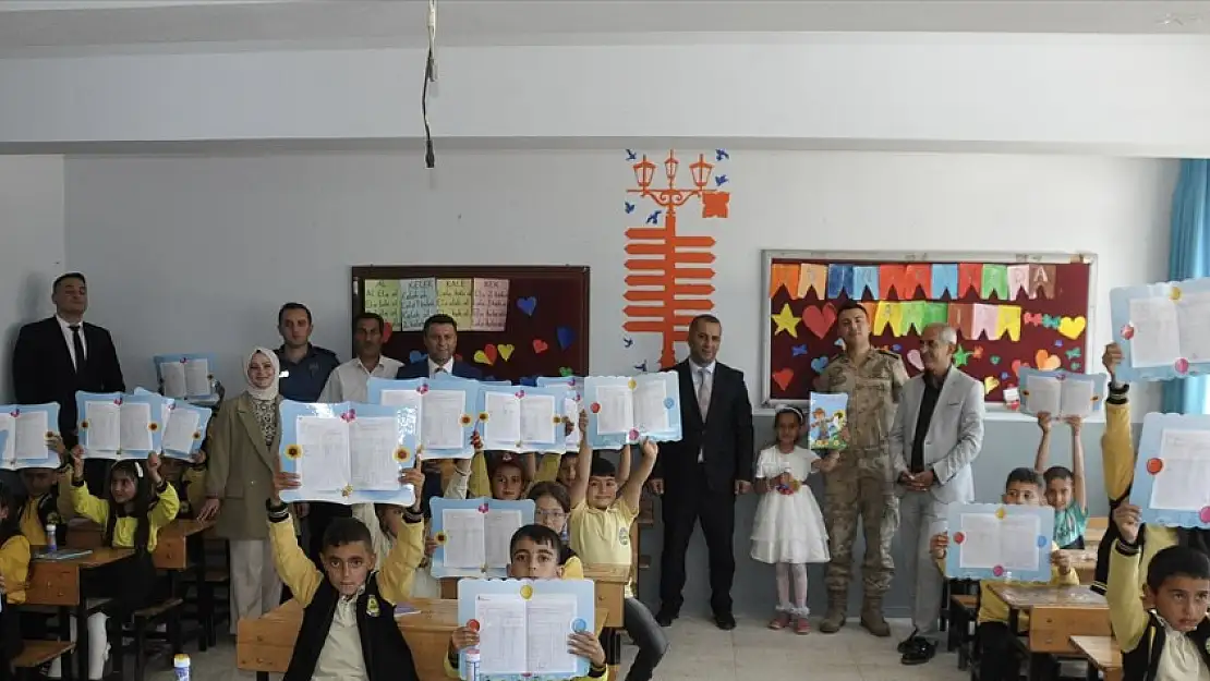 Muş'ta öğrenciler karnelerini aldı