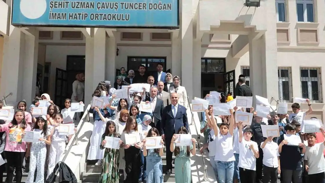 Ağrı'da öğrenciler karnelerini Vali Koç'tan aldı