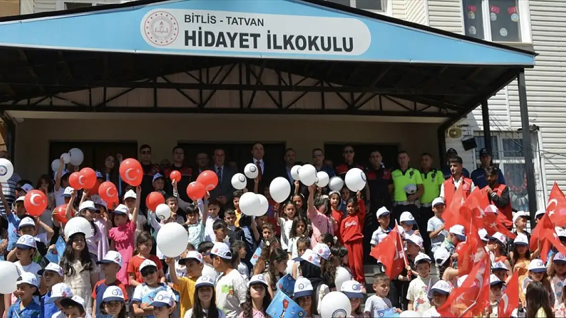 Tatvan'da öğrenciler karnelerini aldı