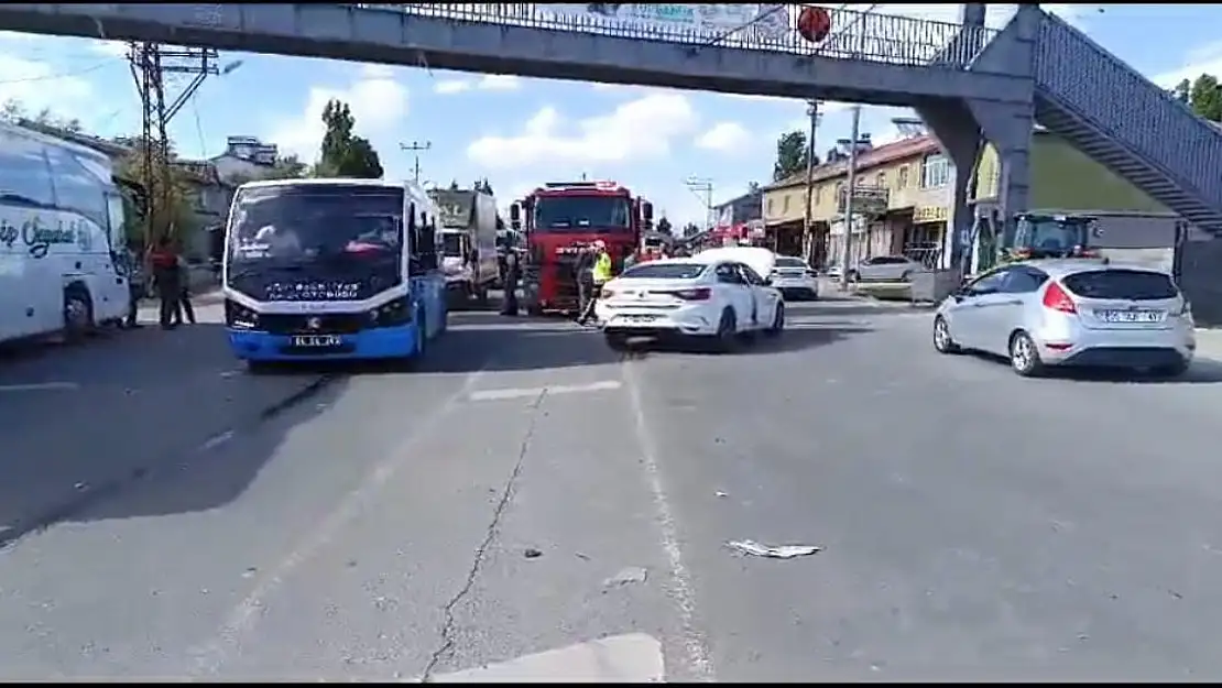 Ağrı'da feci kaza: kadın sürücü araçtan zor çıkarıldı