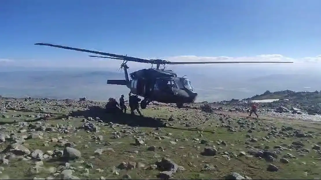 Helikopterler Ağrı Dağı'ndan düşen İranlı dağcı için havalandı