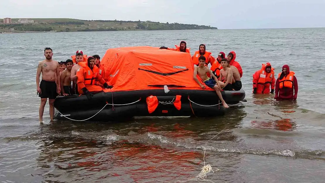 Tatvan'da öğrencilere denizde canlı kalabilme eğitimi