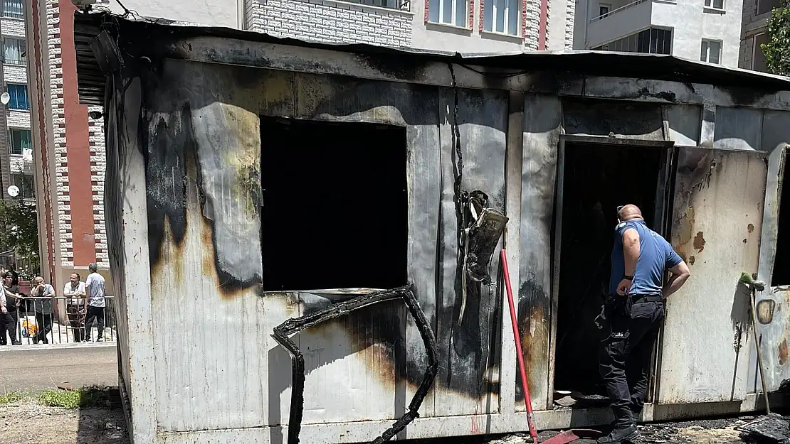 Van'da konteyner alev alev yandı