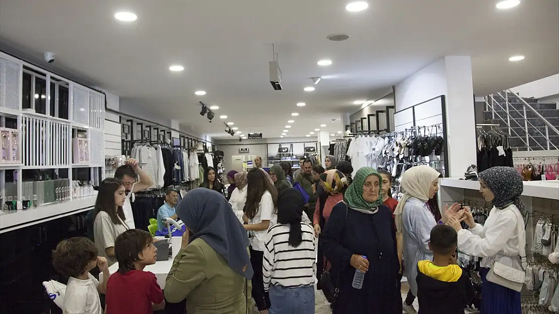 Ahlat'ta yetim ve öksüz çocukların bayramlık ihtiyacı karşılandı
