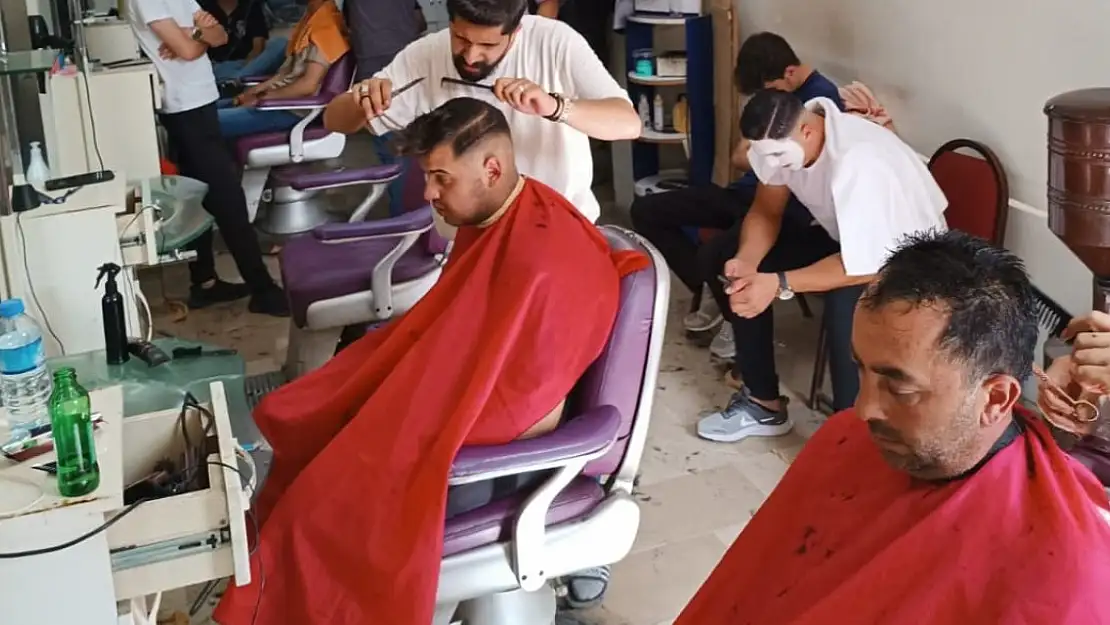 Ağrı'da Berberlerden Bayram Mesaisi