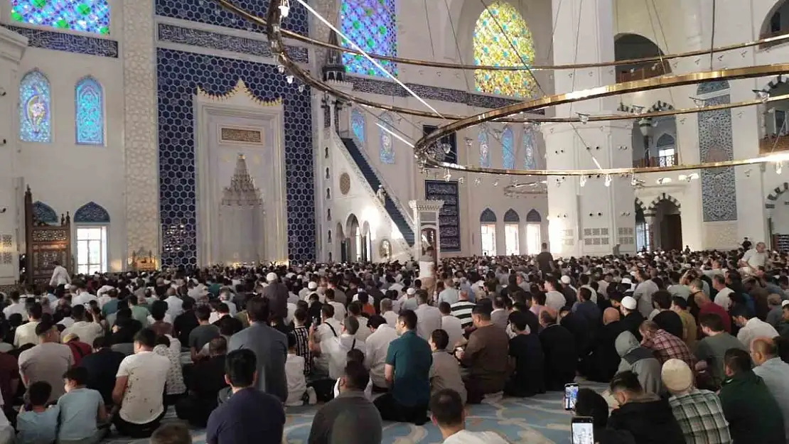 Çamlıca Camii'nde bayram namazı kılındı