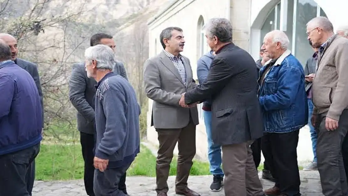 Milli Eğitim Bakanı Tekin, bayram namazını memleketi Erzurum'da kıldı:
