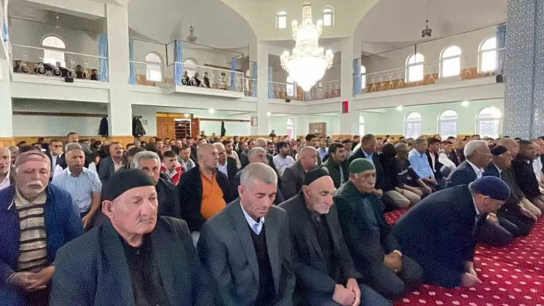 Kars'ta bayram namazında camiler doldu