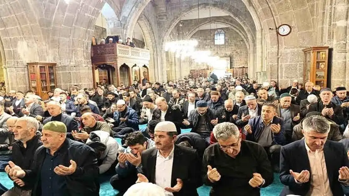 Erzurum'da protokol bayram namazı sonrası Ulu Camii'de vatandaşlarla bayramlaştı