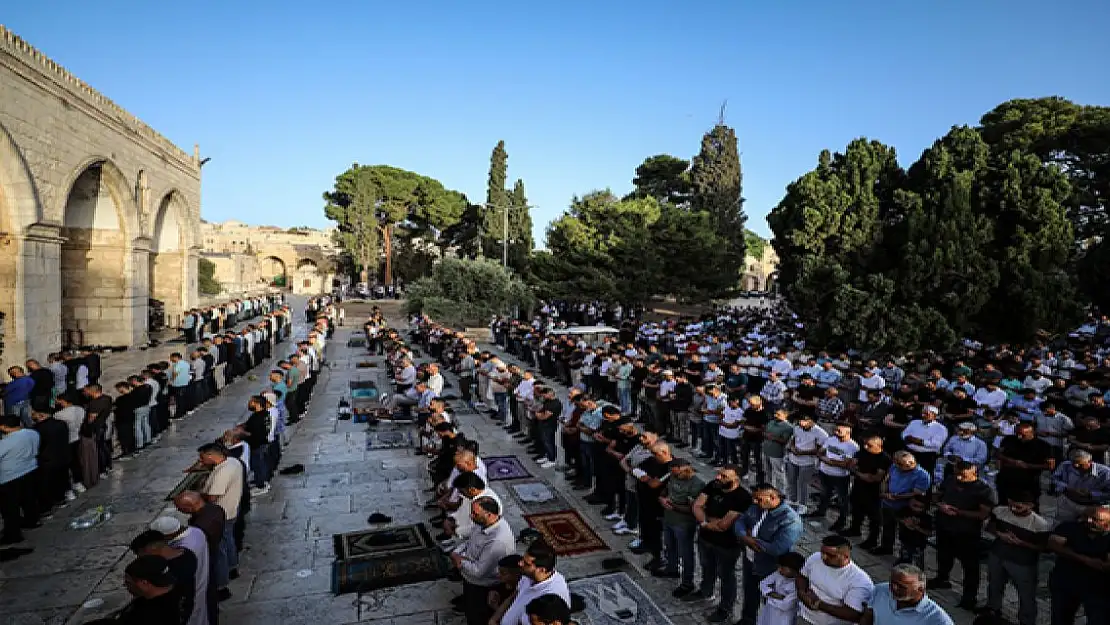 Mescid-i Aksa'da 40 bin Müslüman bayram namazı kıldı