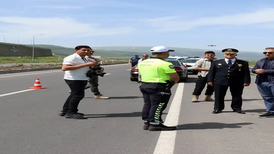 Erzurum-Ardahan kara yolunda kaza yapan tır trafiği aksattı