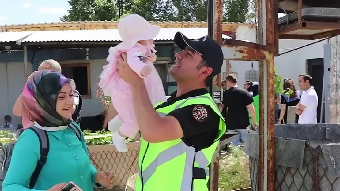 Ailelerinin bindiği araçlar için polis telsizinden şüpheli ihbarı yapıldı