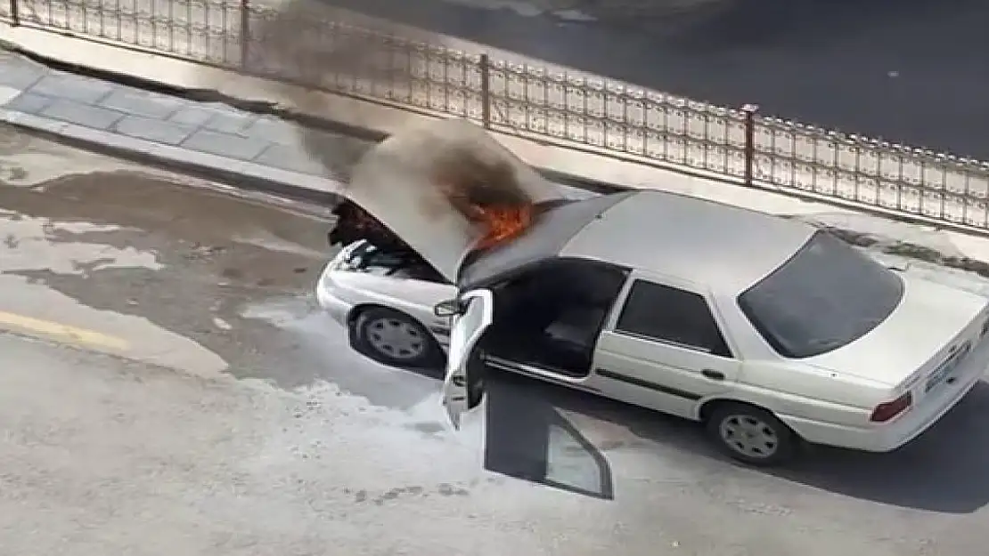 Erzurum'da araç bir anda alev aldı