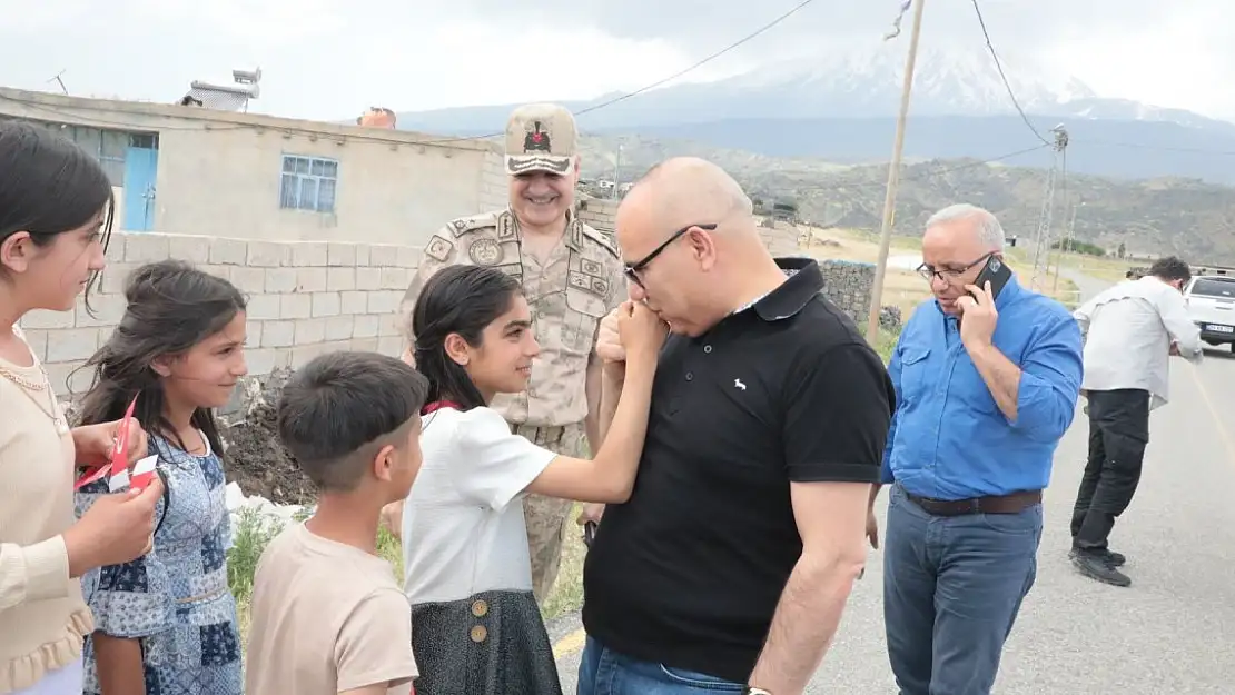 Vali bayrak sallayan çocukları görünce makam aracını durdurdu