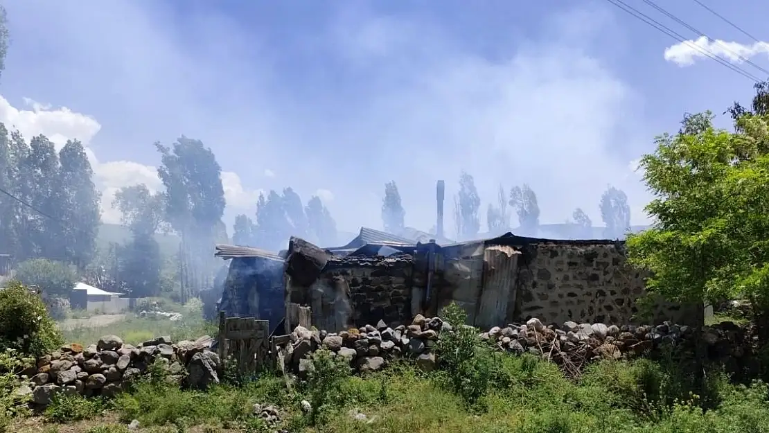 Kars'ta bir ev ile 3 ahır ve samanlık yandı