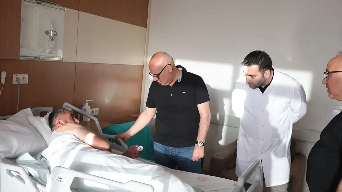 Ağrı Valisi'nden hastalara bayram ziyareti