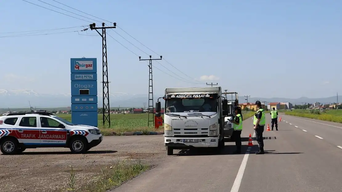 Ağrı jandarması vatandaşın huzuru ve güveni için yollarda