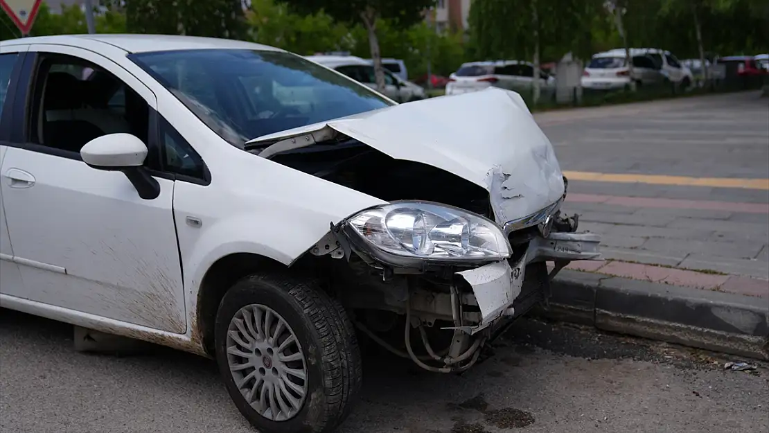 Erzurum'da otomobil ile hafif ticari araç birbirine girdi: 5 yaralı