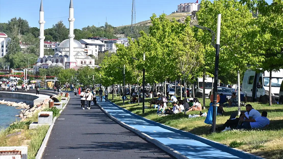 Sıcaktan bunalan vatandaşlar Van Gölü'ne akın etti