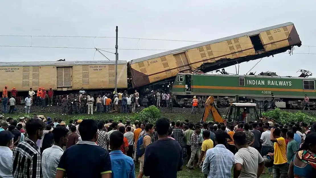 Hindistan'da tren kazası: 8 ölü, 60 yaralı