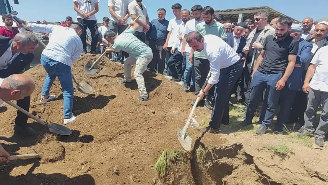 Ağrılı ailenin karıştığı kazada 1 kişi öldü 10 kişi ise yaralı
