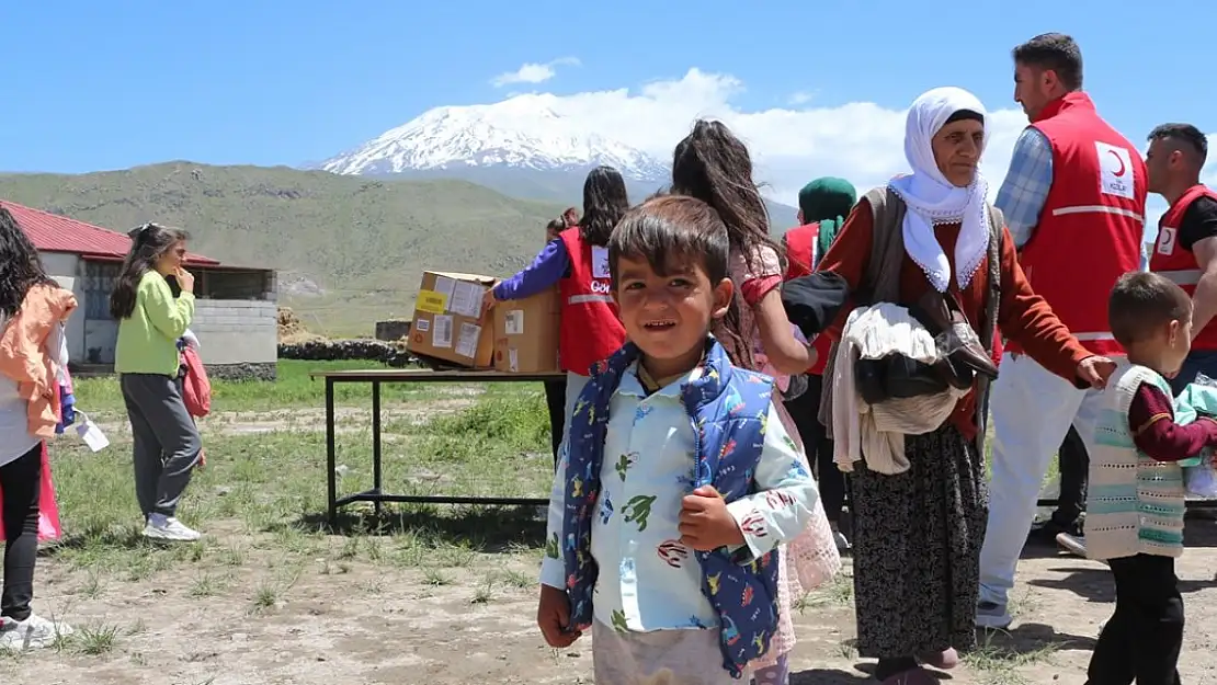 Kızılay Ağrı Dağı'nın eteklerindeki vatandaşları giydiriyor