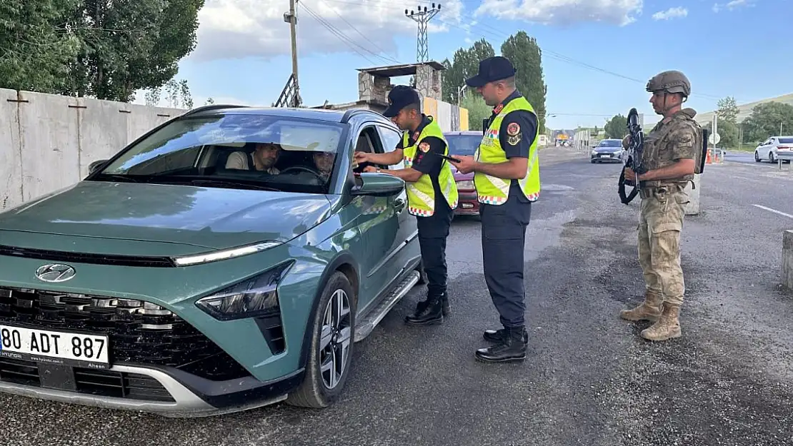Ağrı Jandarma  önce bayramı kutladı sonra denetim yaptı