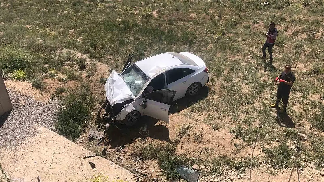 Van'da bir araç köprüden uçtu