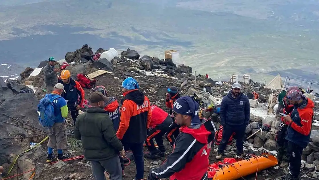 Ağrı Dağı'nda hayatını kaybeden İranlı dağcının cenazesi dağdan indirildi