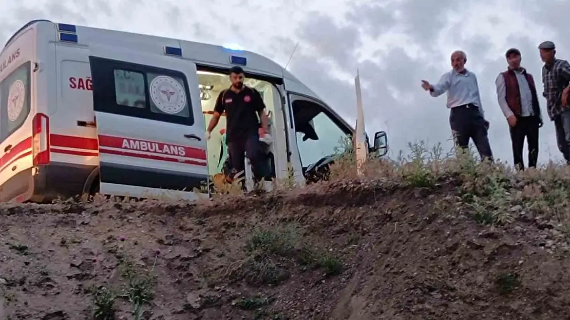 Ağrı'da otomobil uçuruma yuvarlandı: 4 yaralı