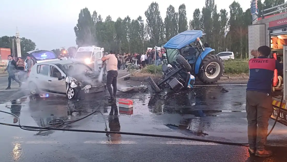 Ağrı'da traktör ve otomobil çarpıştı: 5 yaralı