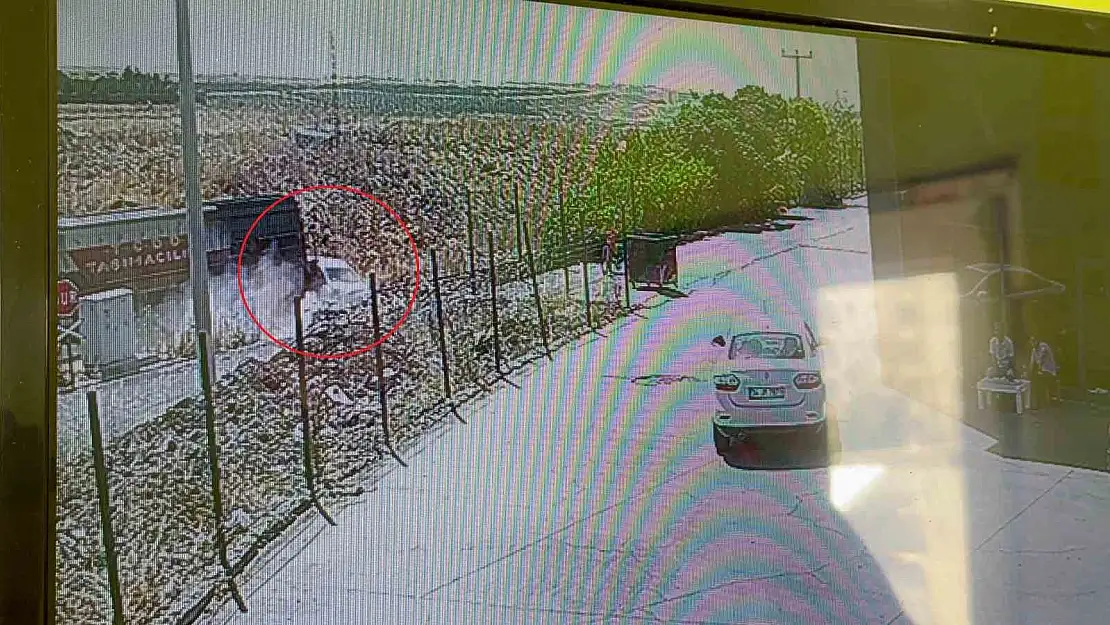 Diyarbakır'da hafif ticari araca yük treni çarptı: 2 yaralı