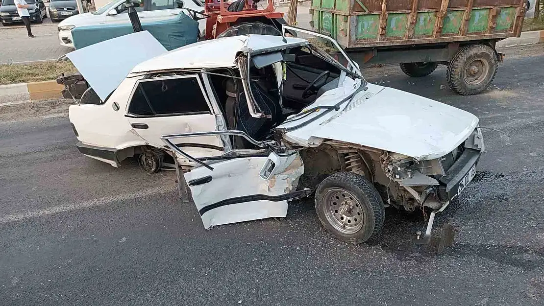 Diyarbakır'da otomobil ile traktör çarpıştı: 3 yaralı